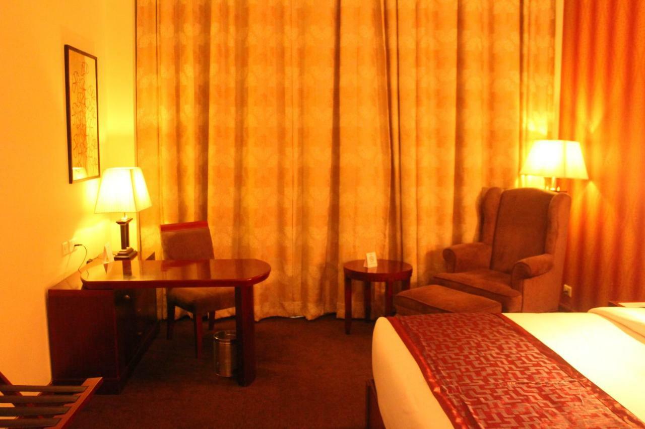 Hotel Ramada By Wyndham Jaipur Jaisinghpura Extérieur photo